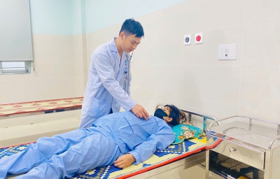 Cấp cứu kịp thời thai phụ Lý Sơn bị dọa sinh non